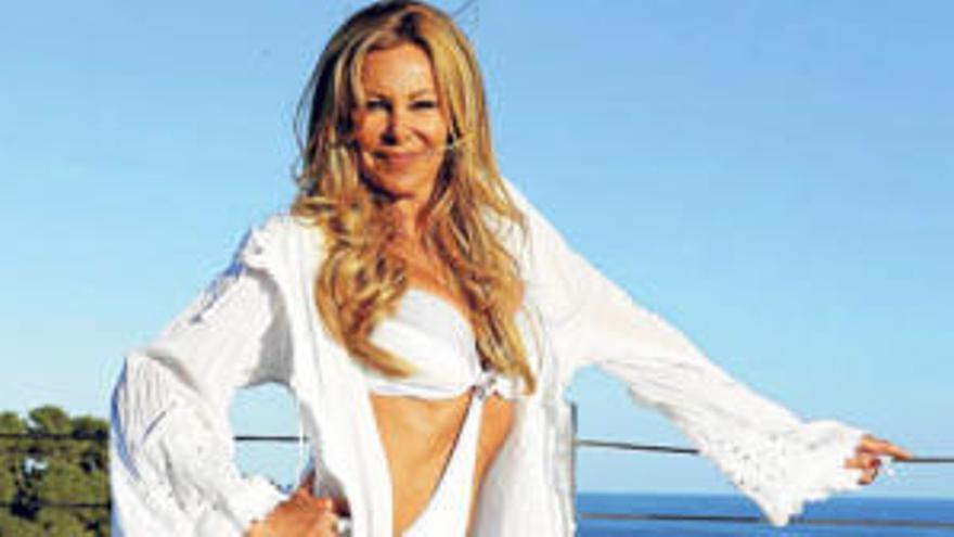 Ana Obregón, con triquini y chilaba blancos, inauguró el verano en Ibiza.