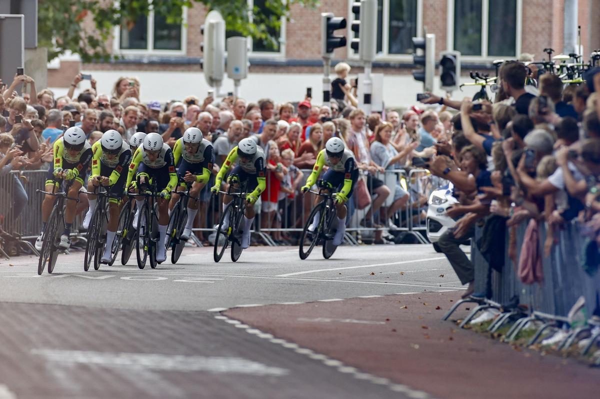 UTRECHT, 19/08/2022.- El equipo Intermarché-Wanty-Gobert Matériaux, durante la primera etapa de La Vuelta 2022, con una crono inaugural de 23 kilómetros con salida y llegada en Utrecht este viernes. EFE/ Javier Lizón