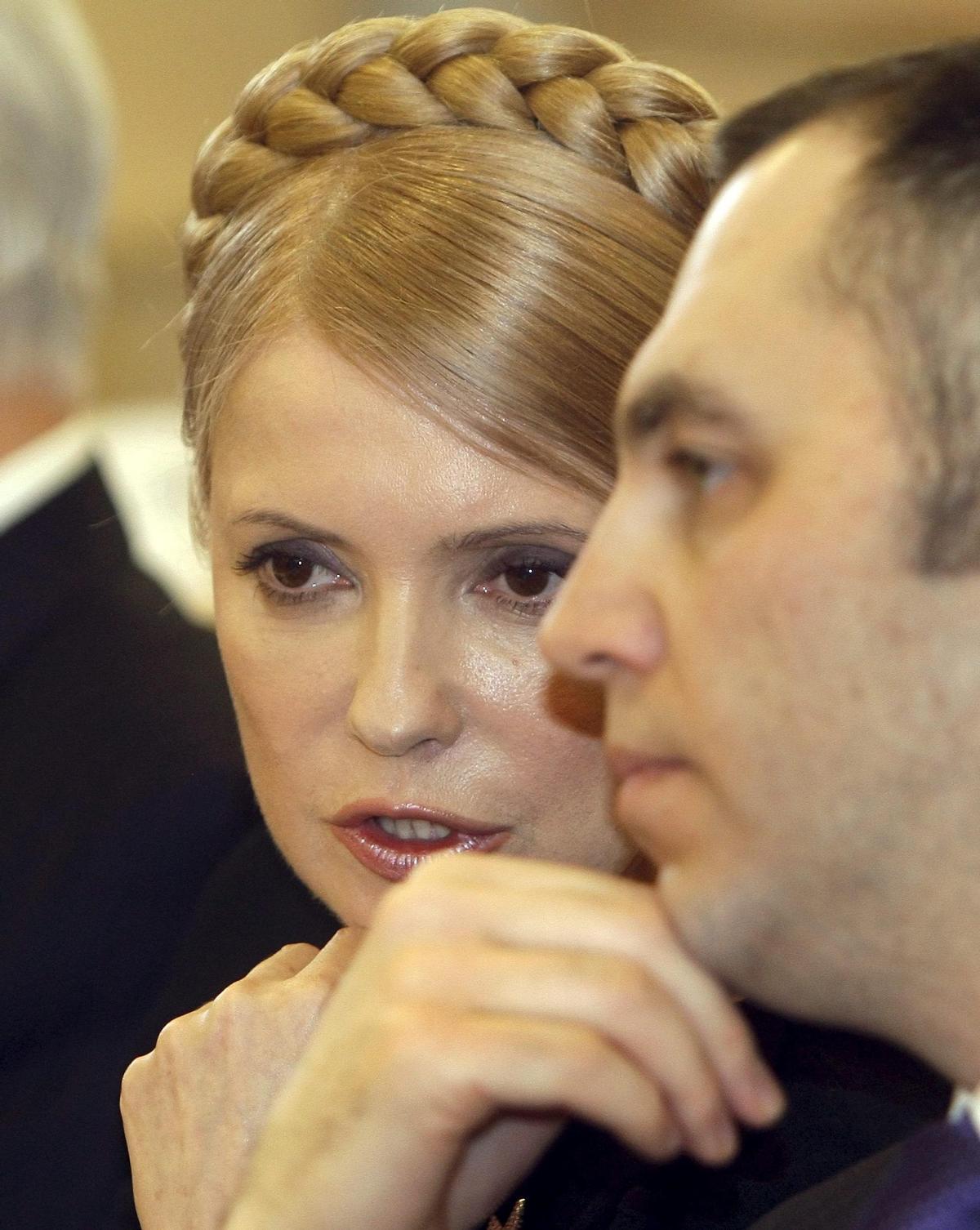 Imagen de archivo del 19 de febrero de 2010 de la entonces primera ministra de Ucrania Yulia Timoshenko con Portnov.