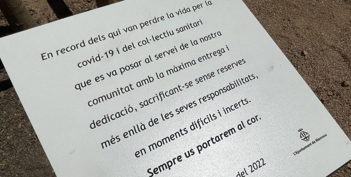 Una placa homenatja les víctimes i el personal sanitari | AJ. MANRESA