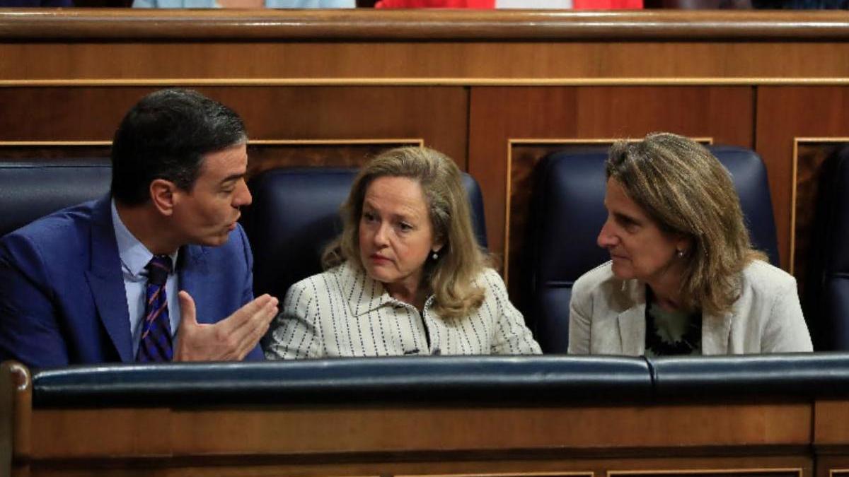 El presidente del Gobierno, Pedro Sánchez, la vicepresidenta y ministra de Asuntos Económico, Nadia Calviño, y la vicepresidenta y ministra para la Transición Ecológica, Teresa Ribera.