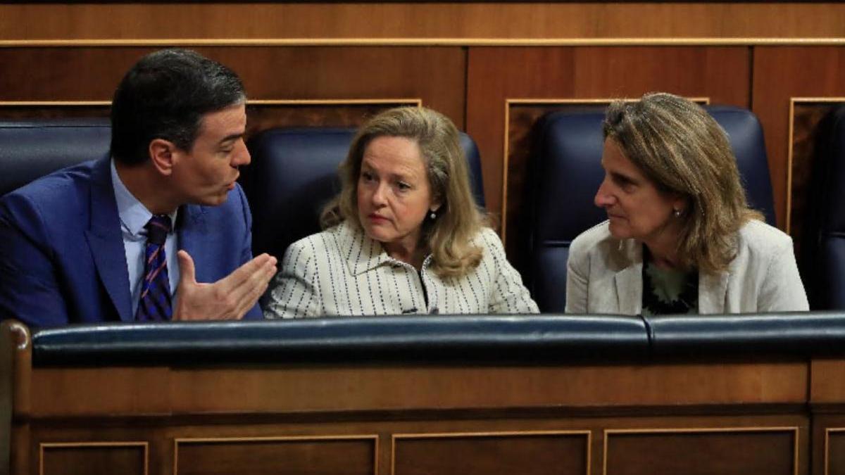 Pedro Sánchez, junto a Nadia Calviño y lTresa Ribera, en el Congreso de los Diputados.