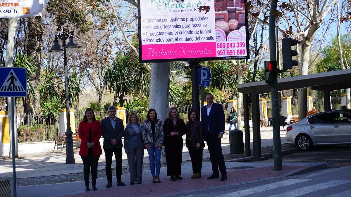 La delegada, con los empresarios de Baena, ante una de las pantallas.