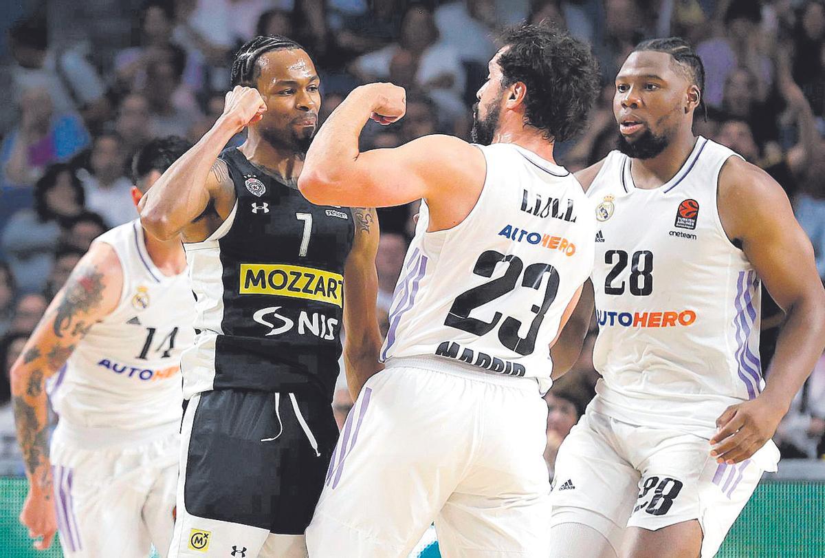 Kevin Punter, del Partizán de Belgrado, y Sergio Llull, del Real Madrid, se levantan la mano.