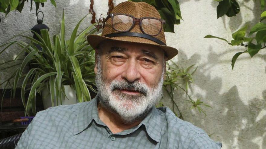 El   periodista y escritor Xaime Fandiño presenta su nuevo libro : «En Cangas ya somos unos ‘jodechinchos’ más»