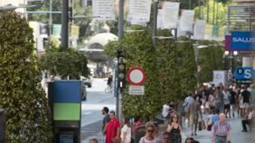 La avenida Maisonnave, ayer, con clientes de compras en un día festivo.