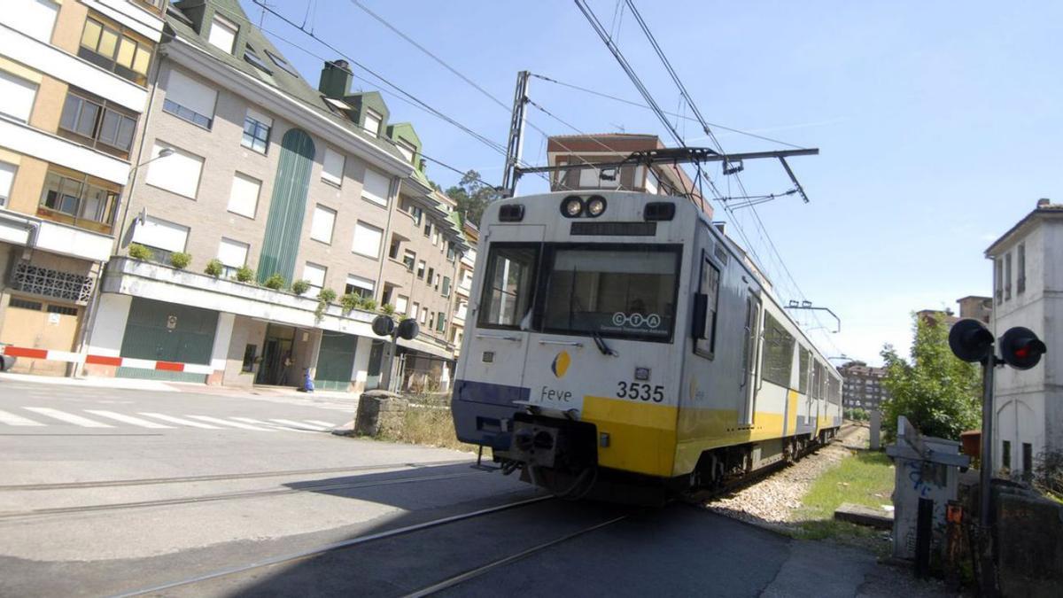 Un tren a su paso por Sotrondio. | LNE