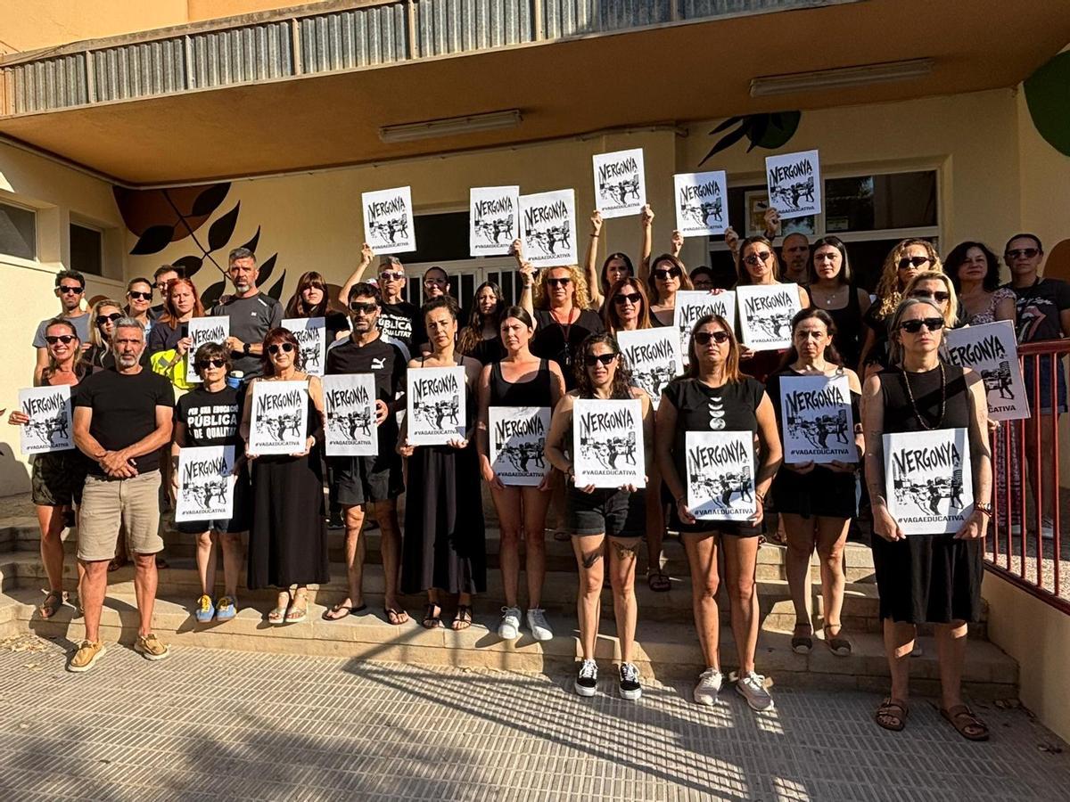 Docentes del colegio Monte Benacantil de Alicante, en rechazo a la agresión de la profesora de València