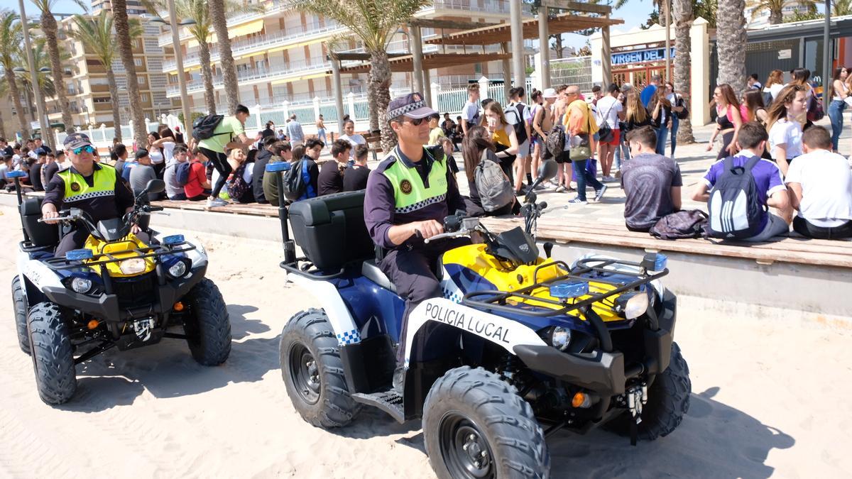 En 2019 un operativo policial en la playa de San Juan consiguió que el botellón prácticamente desapareciera