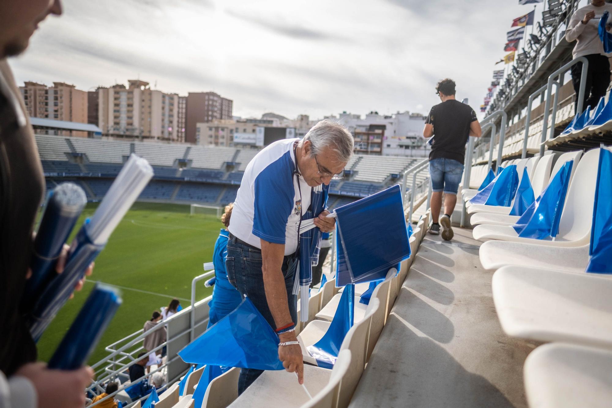Preparación del tifo gigante para el partido CD Tenerife - UD Las Palmas