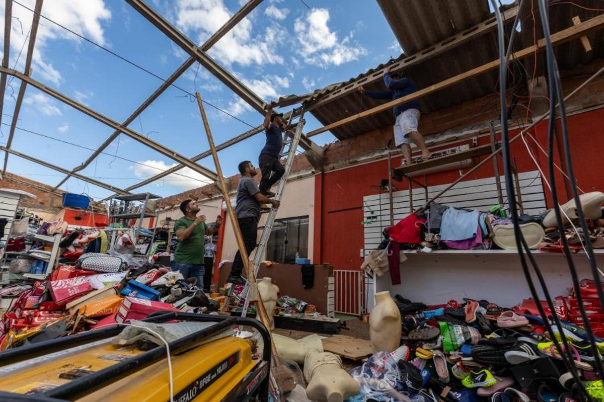 Declaran calamidad pública tras un tornado que dejó seis muertos y 750 heridos en Brasil.
