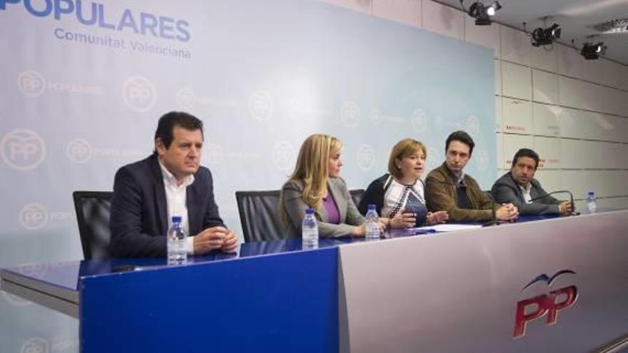 José Císcar, en primer término, con Eva Ortiz y Bonig junto a los presidentes del PP en las provincias de Valencia y Castellón, Vicente Betoret y Javier Moliner.