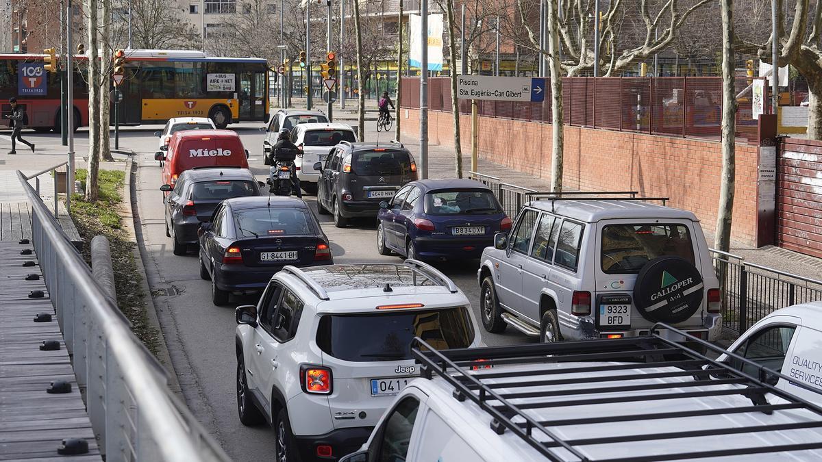 El carrer Riu Güell a l’alçada de l’escola de Santa Eugènia, un dels punts negres de la contaminació a Girona.