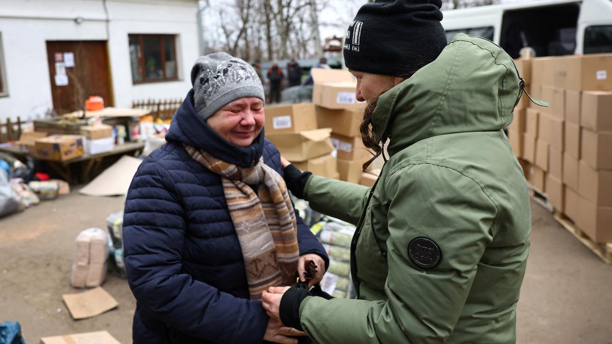 La cuidadora Rama Kreica consola Natalia Horobets, propietaria del Charly, després de deixar el gat al refugi a Lviv