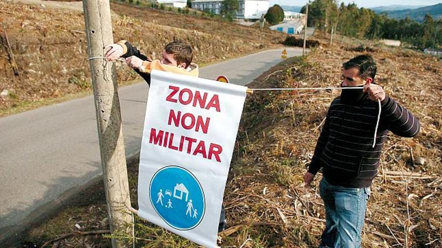 Vecinos de Vilaboa rodean la Brilat con carteles contra la franja de seguridad