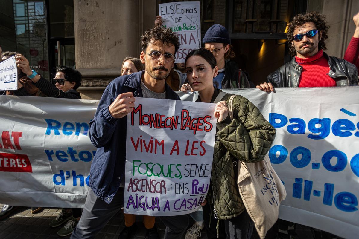 Decenas de inquilinos protestan ante una inmobiliaria de Barcelona por una estafa de 200.000 euros