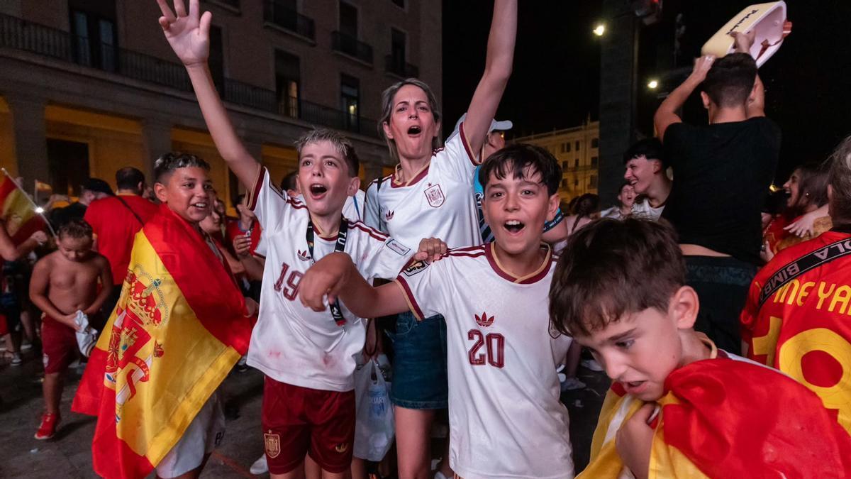 Zaragoza celebra el primer gol de Oyarzabal en el España-Francia