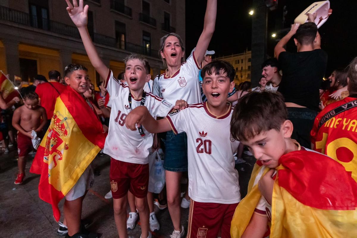 En imágenes | Zaragoza celebra el primer gol de Oyarzabal en el España-Francia