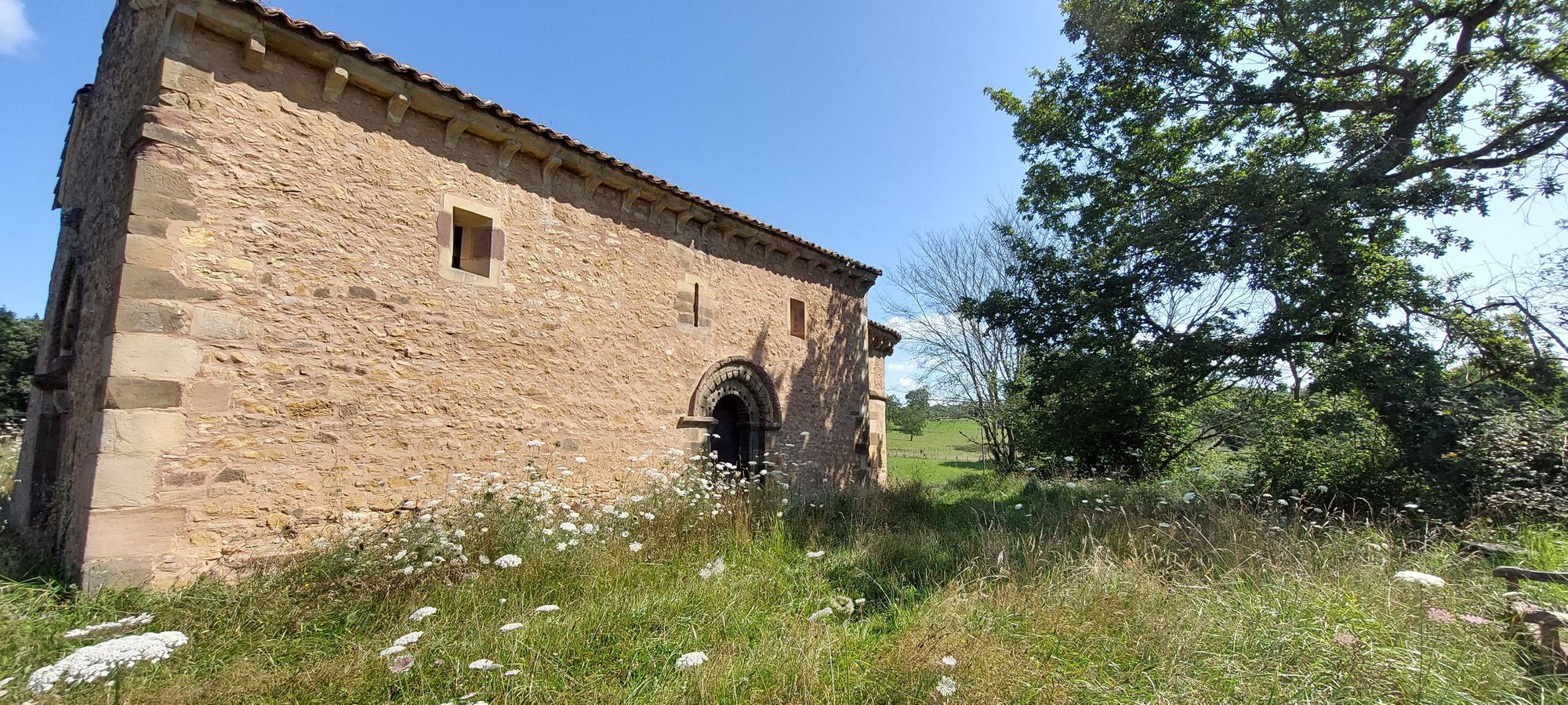 Una historia de casi mil años, las cabezas de pico vikingas y el espectáculo del ábside con 24 figuras de monstruos, juglares y enamorados: así es San Esteban de los Caballeros, joya del patrimonio de Siero