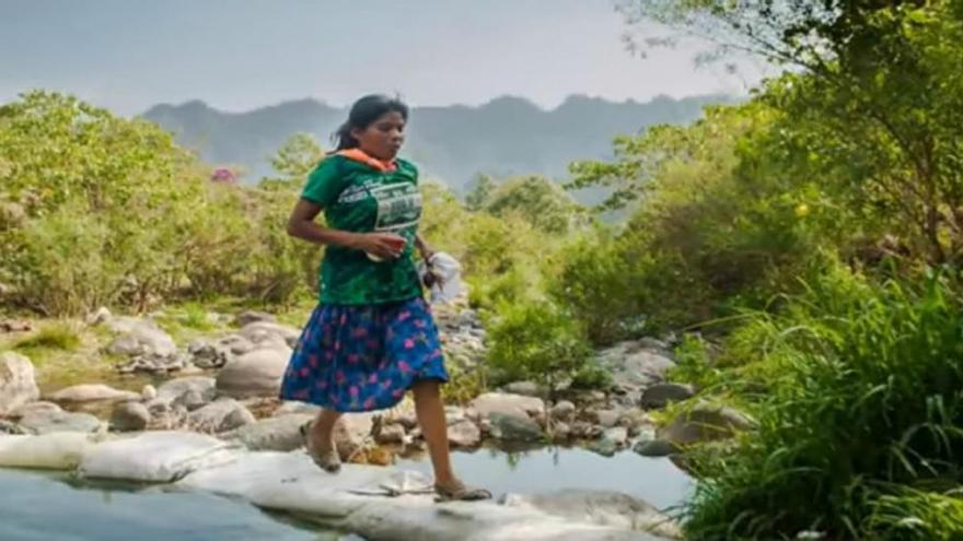 Una mujer gana un ultramaratón con sandalias