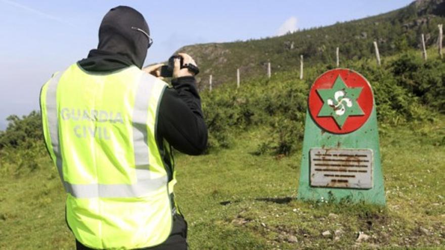 Detienen a cuatro personas por plantar un bosque en homenaje a ETA