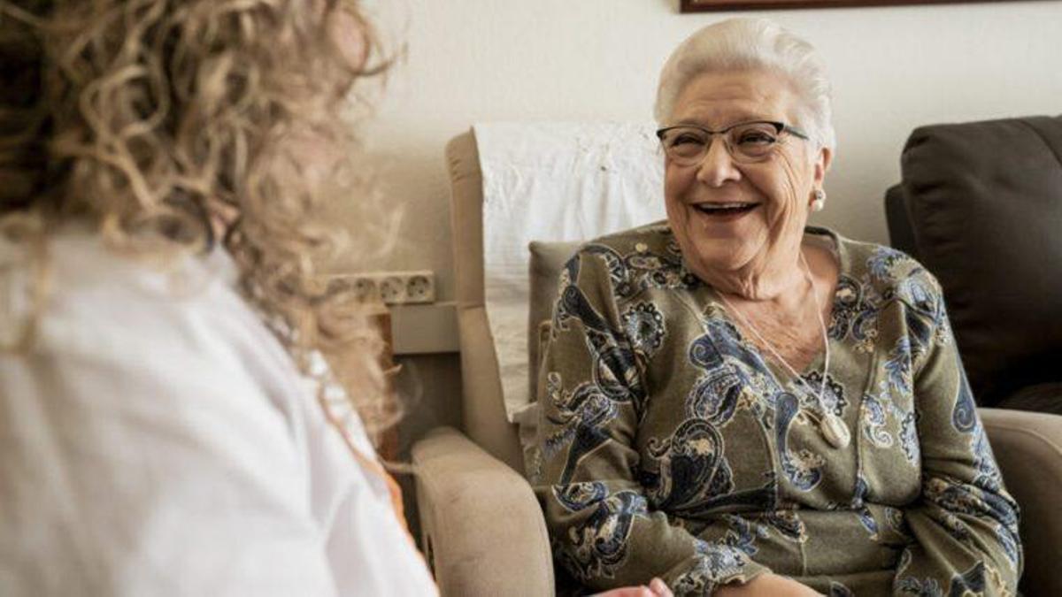 El Servei d’Ajuda a Domicili (SAD) atiende a personas con una autonomía limitada o en una situación de vulnerabilidad que necesitan apoyo en su casa.