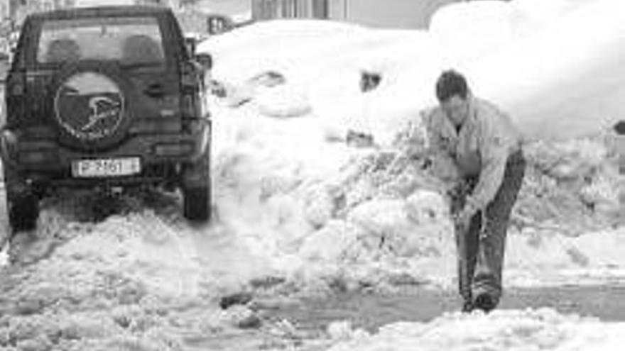 El temporal mantiene atrapados a un millar de camiones en el Norte