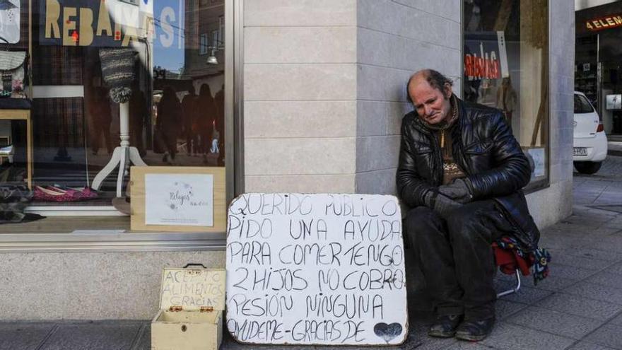 Manuel, portugués de 61 años, lleva dos en Ourense. Tras buscar ayudas de día por las calles de la ciudad, duerme en una chabola. // B. Lorenzo