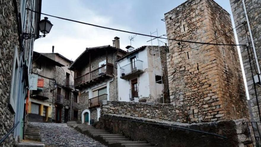 La pujada de Joan Alay, on hi havia hagut el portal de la muralla, i la torre de la presó      | ARXIU PARTICULAR