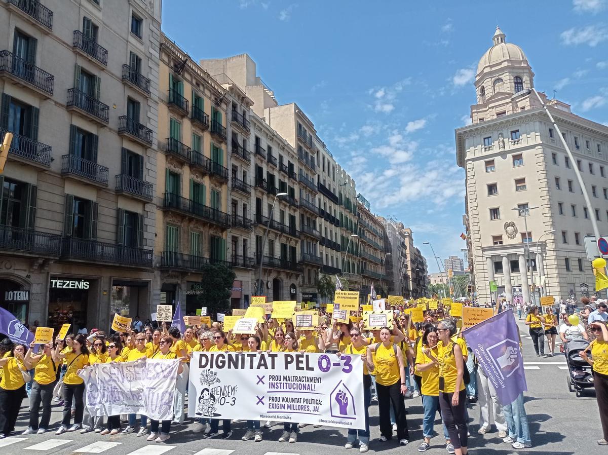 Capçalera de la manifestació a Barcelona amb el lema "Dignitat pel 0-3"