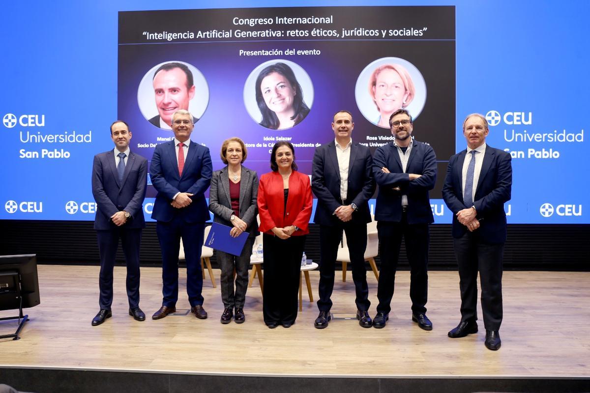Momento de la inauguración del congreso. De izquierda a derecha, David de Francisco Marcos,  Subdirector de IA-Secretaria de Estado de Digitalización e IA; Lorenzo Cotino Hueso, Presidente de la AEPD; Rosa Visiedo Claverol, Rectora de la Universidad CEU San Pablo; Idoia Salazar, Directora de la Cátedra y Presidenta de OdiseIA; Manel Carpio, Socio de Ciberseguridad de Deloitte experto en ética y regulación de la IA; Emiliano Blasco, vicerrector de Planificación Estratégica y Cultura Digital de la Universidad CEU San Pablo; y Ricardo Palomo, Decano y Catedrático Universidad CEU San Pablo.