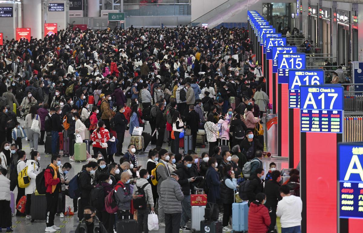 Pasajeros hacen cola en la Estación de Ferrocarril del Norte de Shenzhen en Shenzhen, provincia de Guangdong.