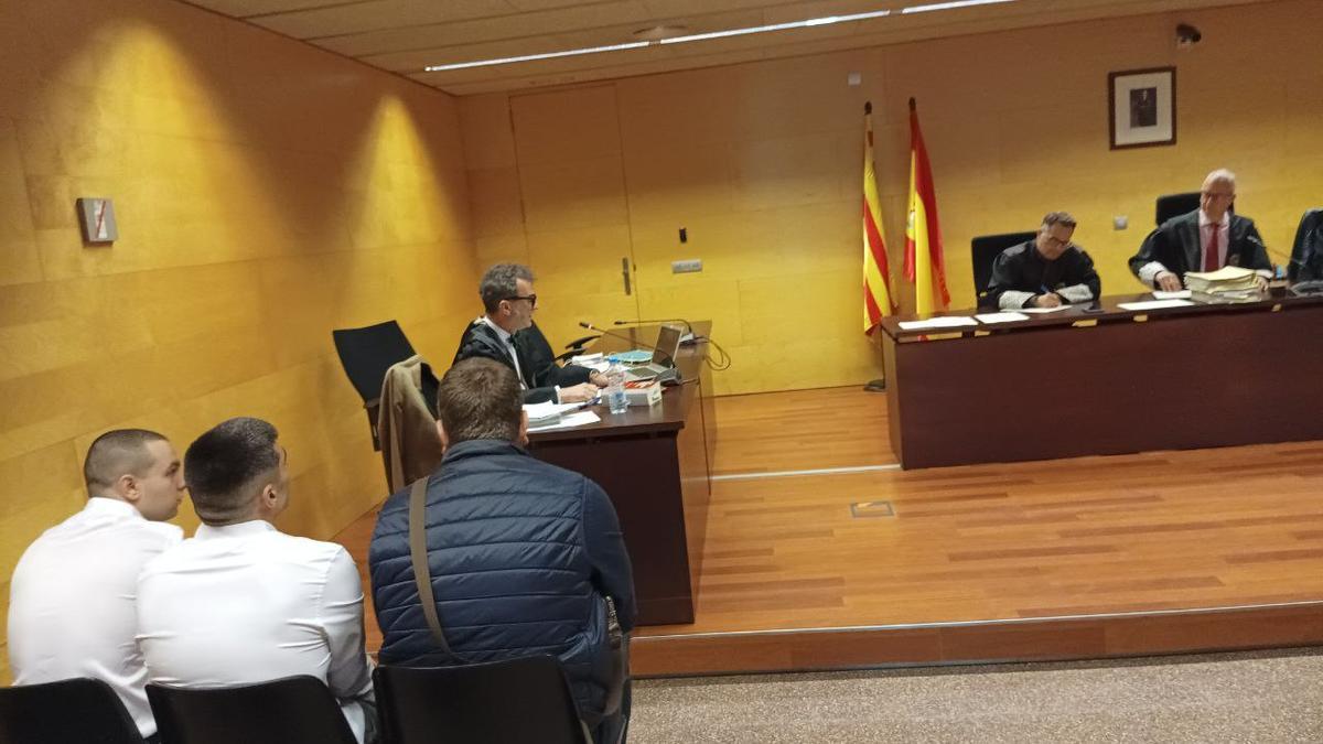 Es dos acusats, de blanc, durant el judici a l'Audiència de Girona.