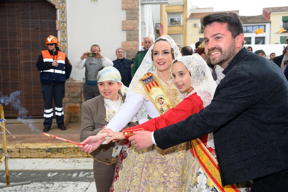 Falleras mayores y presidente de la Falla el Trampot de Enguera en 2026.