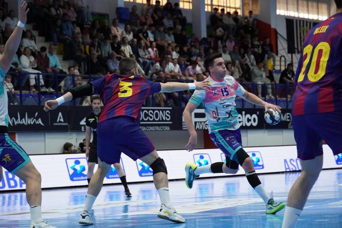 Lucas Aizen controla el balón.