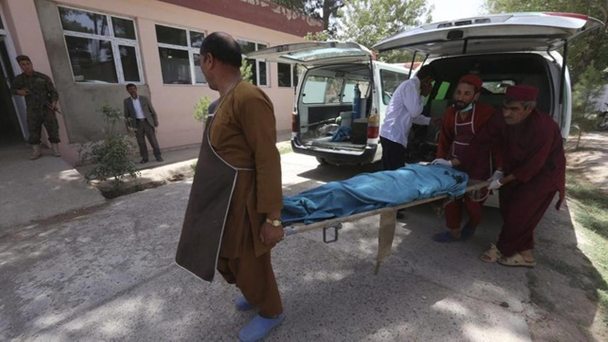 El cadáver de una de las dos cooperantes asesinadas, trasladado a un hospital de Herat, este jueves.