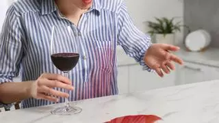 ¿Te has manchado de vino? Descubre cómo se quitan las manchas de vino en sencillos pasos