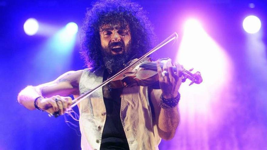 Ara Malikian, ayer, en el escenario de María Pita.