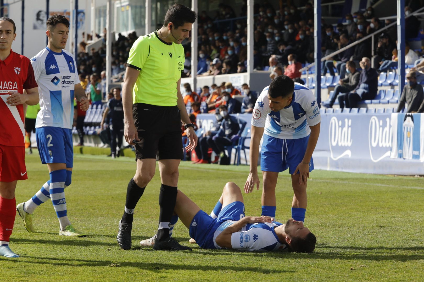 El Alcoyano derrota al Sevilla Atlético gracias a un doblete del central en los diez primeros minutos