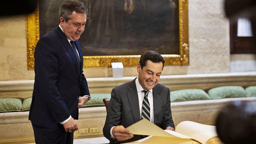 Juan Espadas y Juanma Moreno, en una imagen de archivo de un encuentro institucional en el Ayuntamiento de Sevilla.