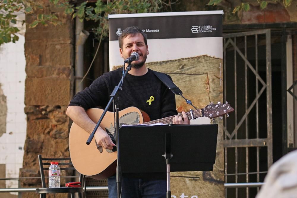 Pau Alabajos en plena actuació a la placeta del ca