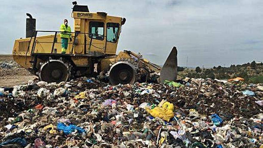 Maquinària treballant aquesta setmana al dipòsit controlat de residus del Bages