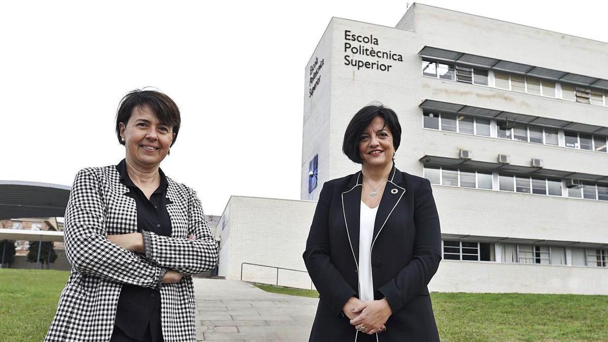 Maria Àngels Pèlach i Judith Viader, davant de l&#039;edifici de l&#039;Escola Politècnica Superior de la Universitat de Girona.