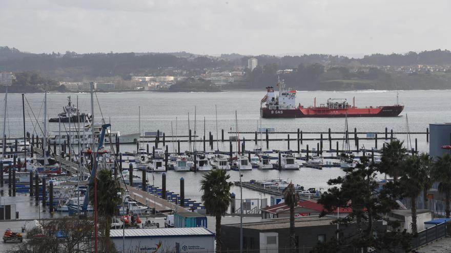 Buque fondeado frente al castillo de San Antón tras sufrir una avería