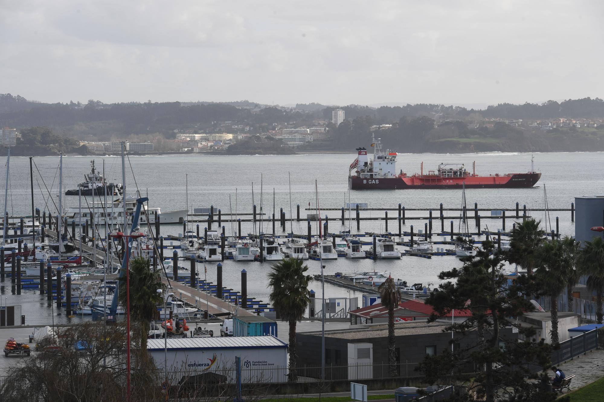 Buque fondeado frente al castillo de San Antón tras sufrir una avería