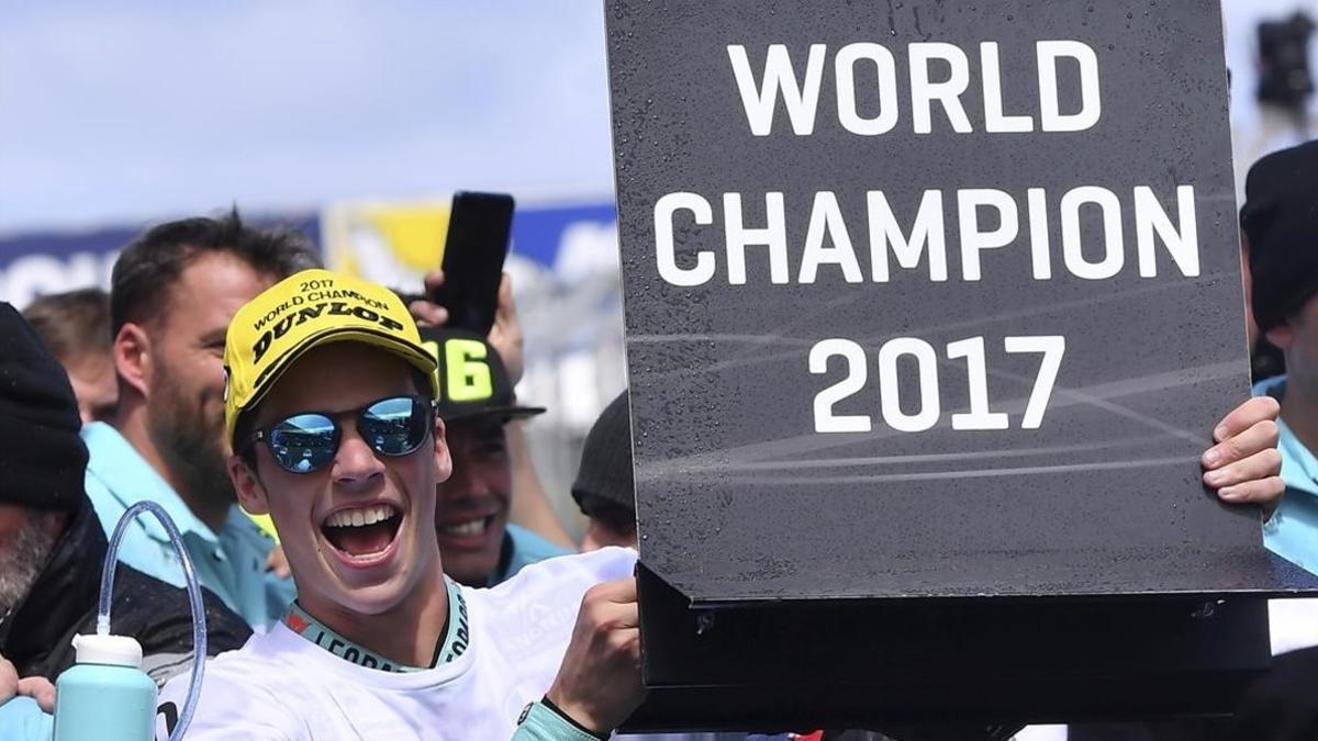 Joan Mir celebra, en el 'corralito' de Phillip Island, su flamante título mundial de Moto3.