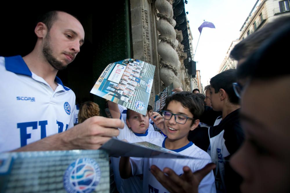 Unos 300 aficionados arropan al equipo de Rivero en el Ayuntamiento tras su ascenso a LEB Oro