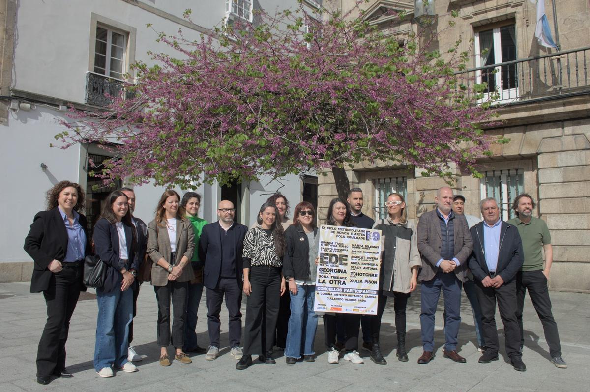 Presentación con representantes de Concellos, artistas, patrocinadores y equipo del festival.