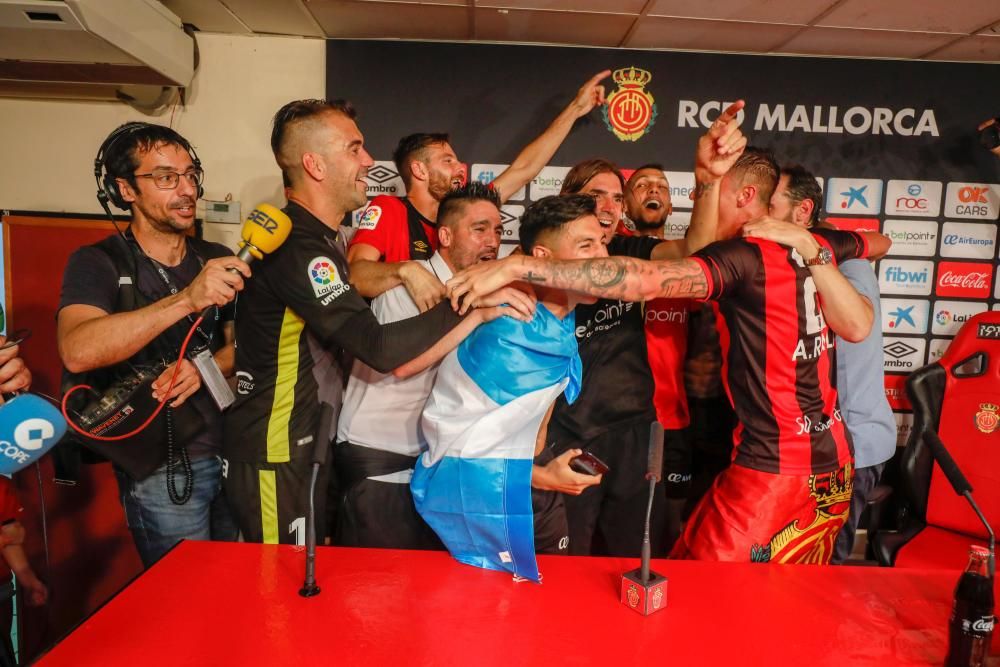 Las imágenes de la celebración del ascenso en el vestuario del Mallorca