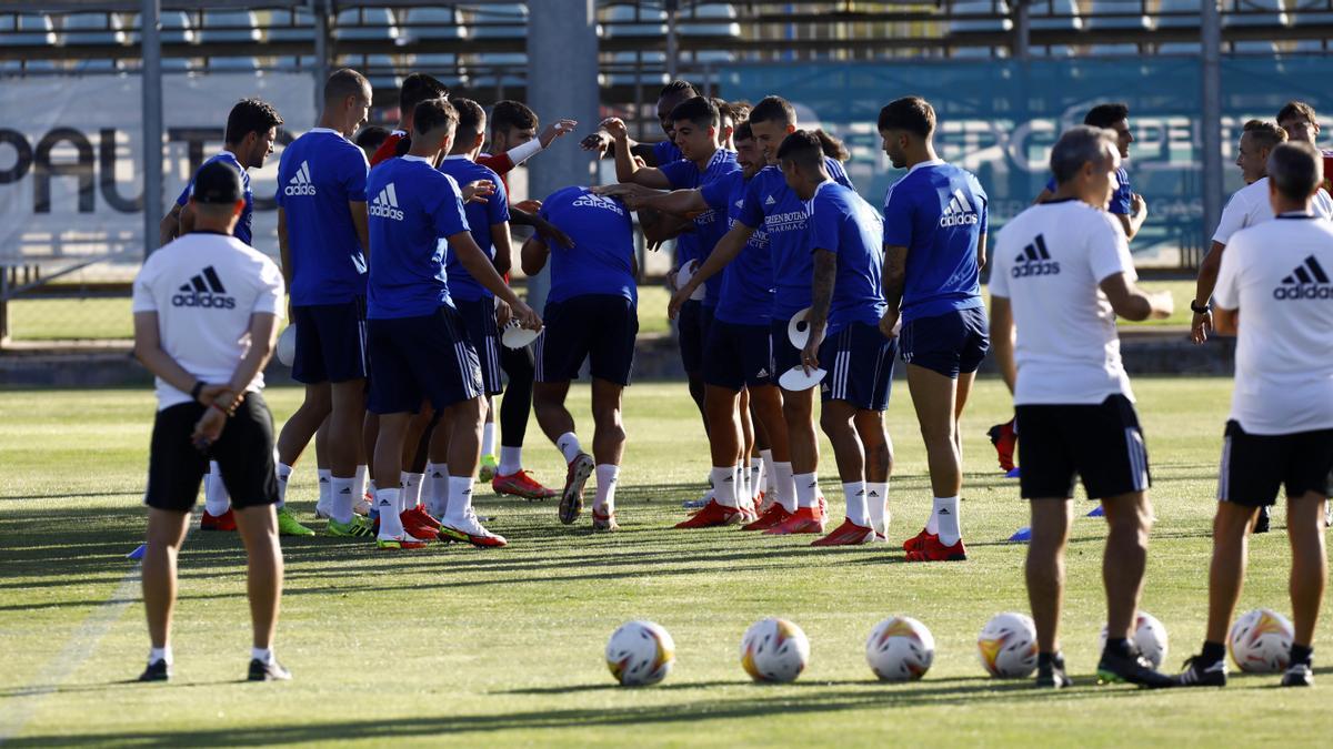 Los jugadores zaragocistas hacen una piña para bromear con un compañero en la sesión de entrenamiento.